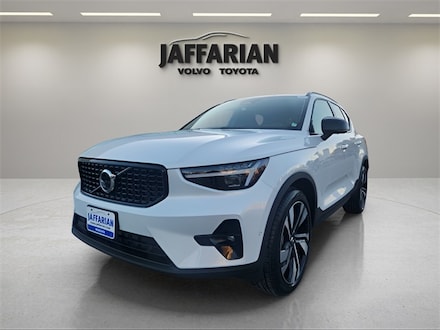 2025 Volvo XC40 B5 Plus Dark Theme SUV