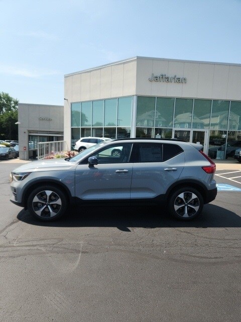 2026 Volvo XC40 Core photo 3