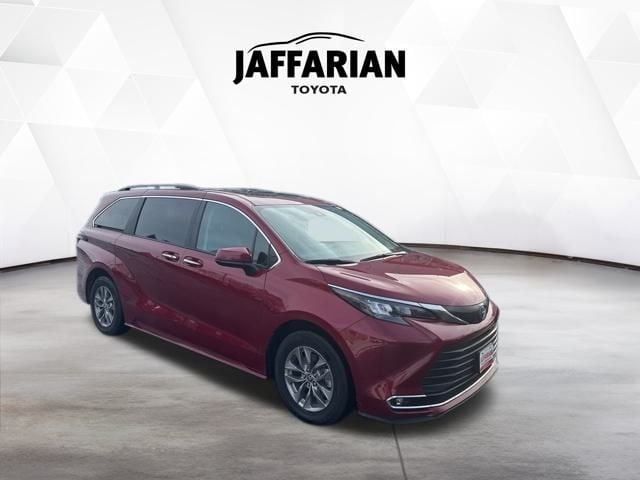 2024 Toyota Sienna XLE's photo