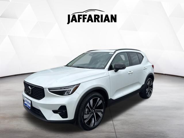 2023 Volvo XC40 B5 Plus Dark AWD's photo