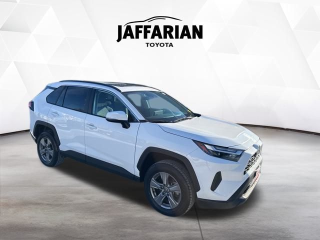 2024 Toyota RAV4 XLE's photo