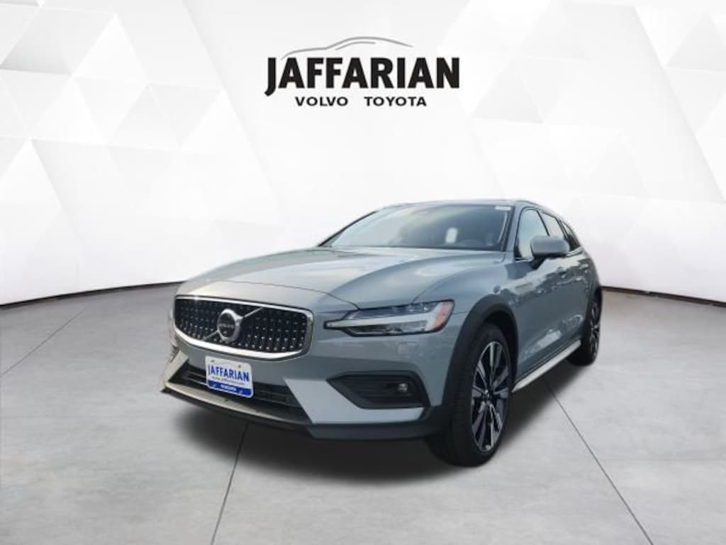 New 2026 Volvo V60 Cross Country B5 Ultra Wagon