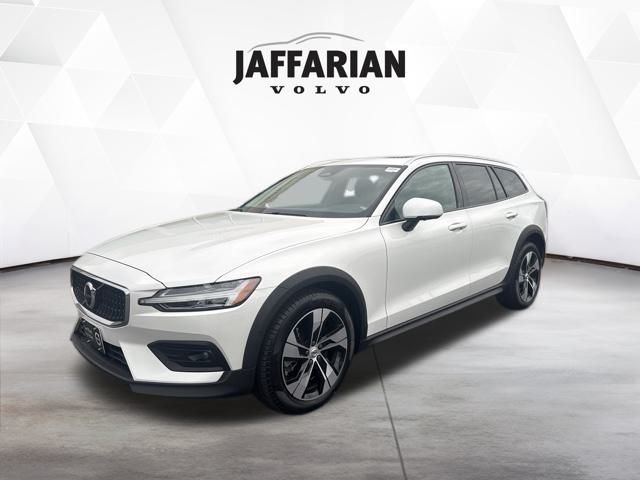 2024 Volvo V60 Cross Country Plus's photo