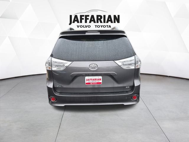 2015 Toyota Sienna SE photo 3