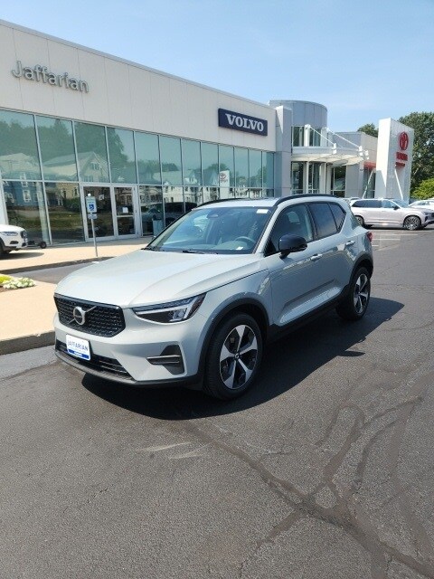 2026 Volvo XC40 Core photo 2