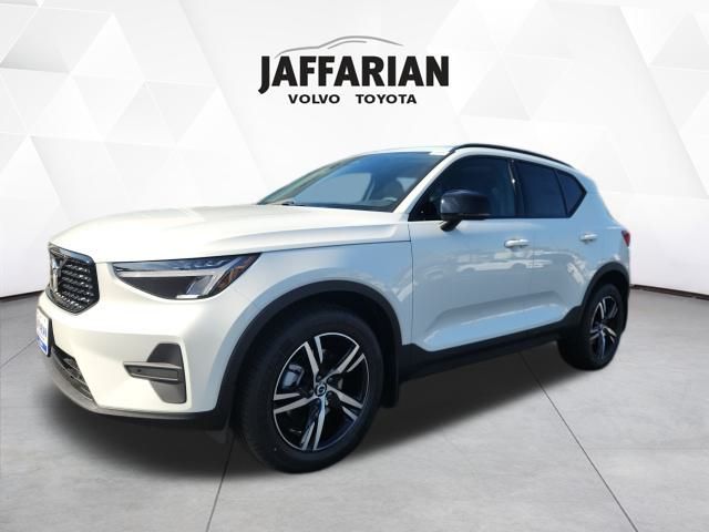 2026 Volvo XC40 Core photo 2