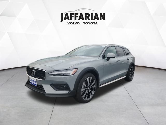 2026 Volvo V60 Cross Country B5 photo 2