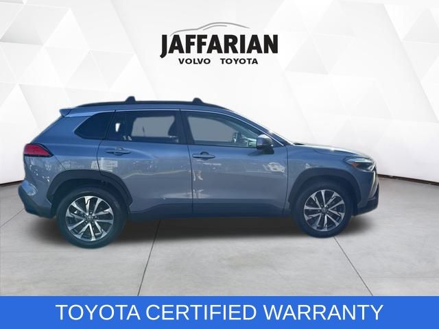 2022 Toyota Corolla Cross XLE photo 2