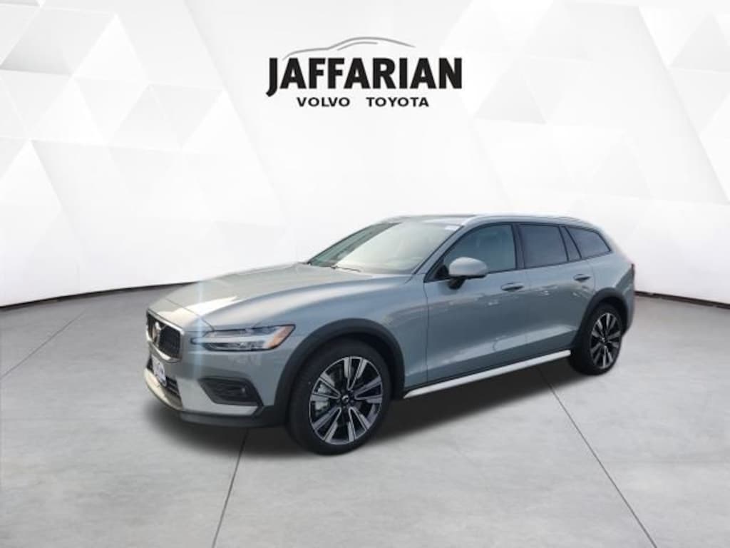 New 2026 Volvo V60 Cross Country B5 Ultra Wagon