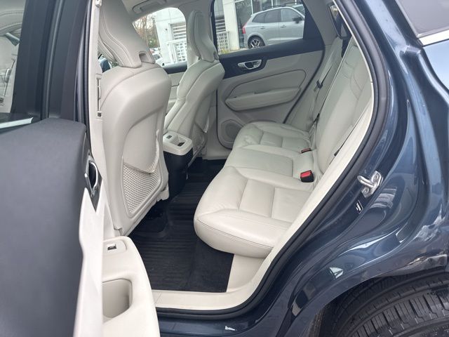 2022 Volvo XC60 B5 Momentum photo 4