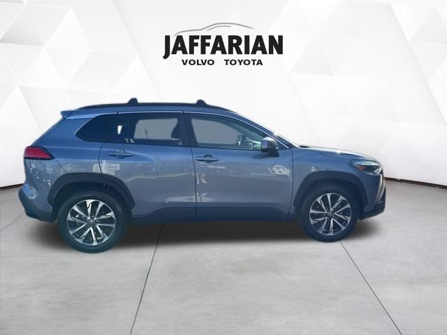 2022 Toyota Corolla Cross XLE photo 2