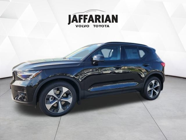 2026 Volvo XC40 Plus photo 3