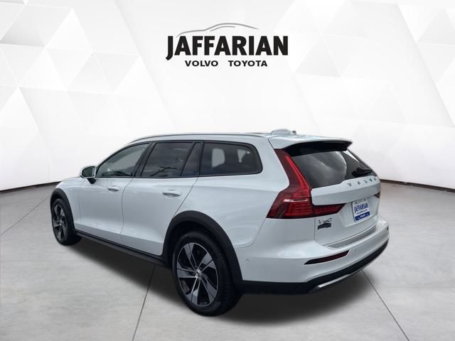 2024 Volvo V60 Cross Country B5 Plus photo 2