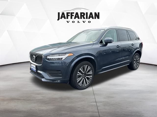2022 Volvo XC90 Momentum's photo