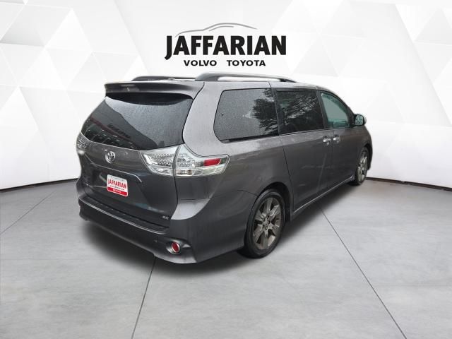 2015 Toyota Sienna SE photo 2