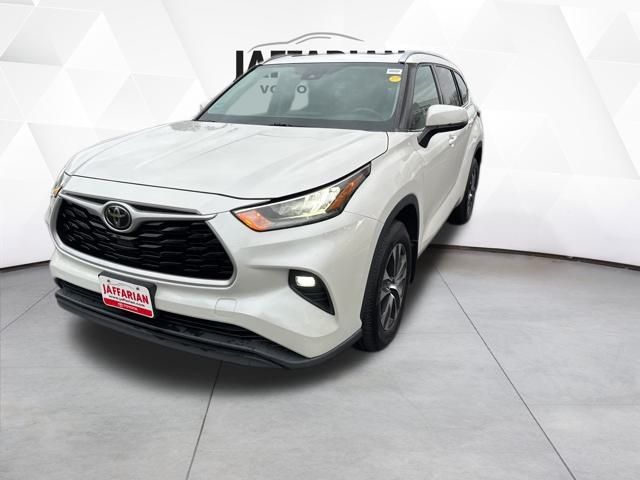 2020 Toyota Highlander XLE photo 2