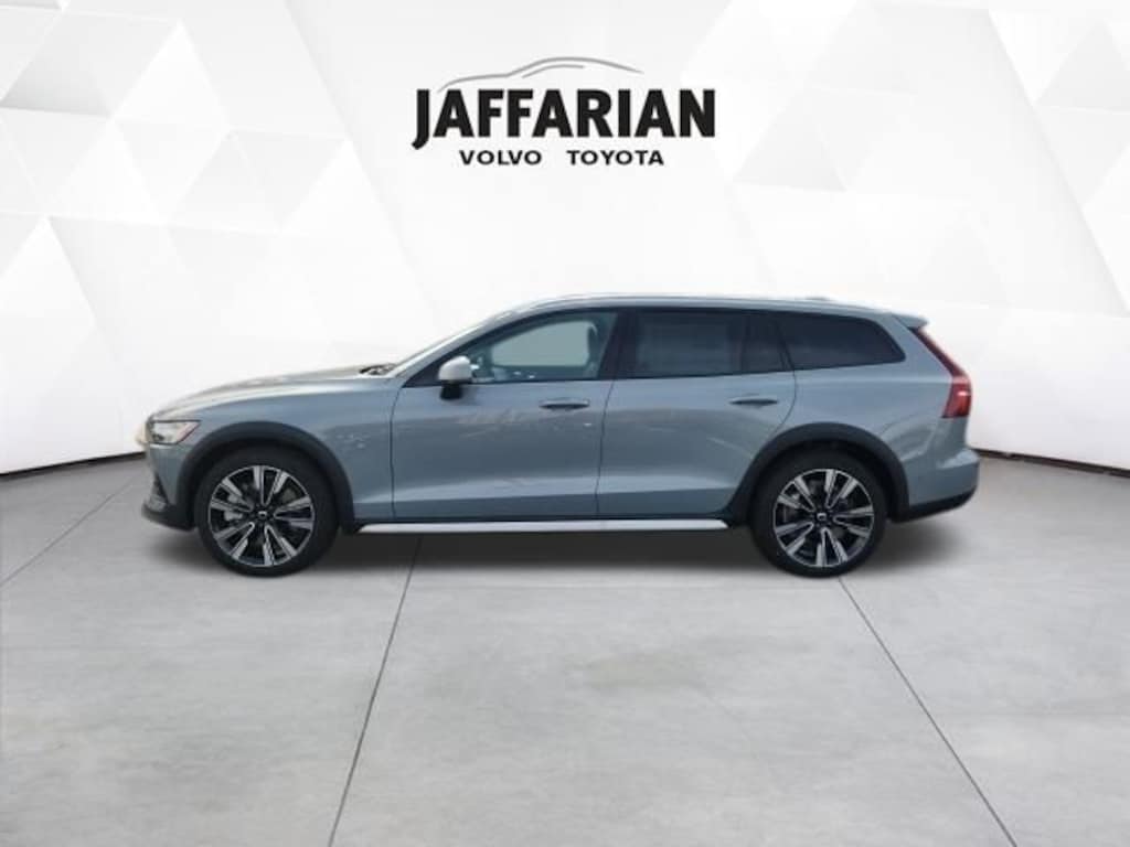 New 2026 Volvo V60 Cross Country B5 Ultra Wagon
