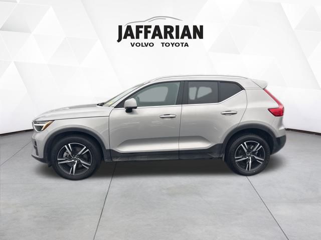 2025 Volvo XC40 Core photo 2
