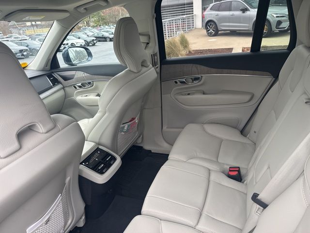 2025 Volvo XC90 B5 Plus photo 4