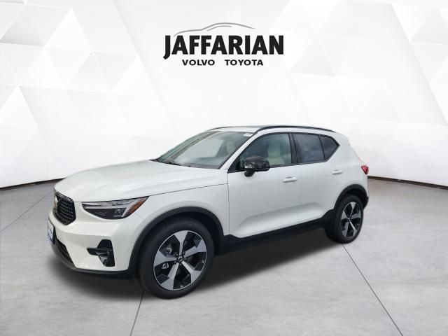 2026 Volvo XC40 Plus photo 3