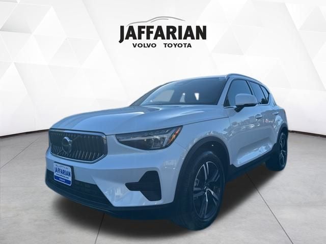 2025 Volvo XC40 Core