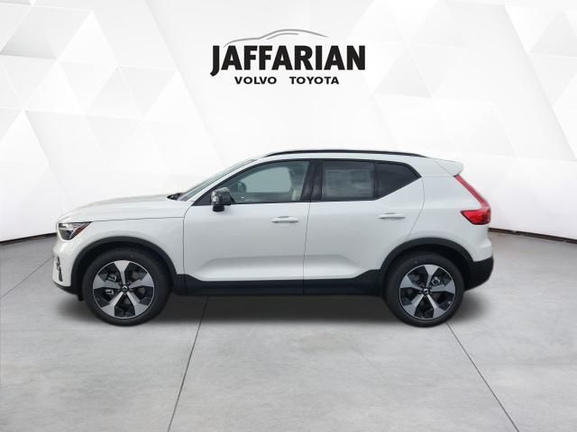 2026 Volvo XC40 Plus photo 4