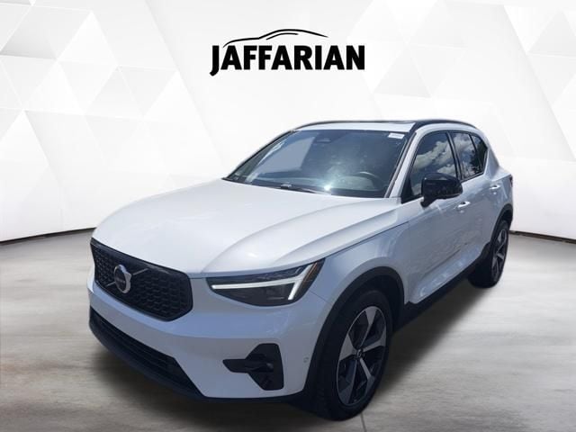 2026 Volvo XC40 B5 Plus Dark AWD's photo