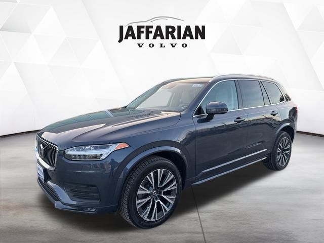 2022 Volvo XC90 Momentum's photo