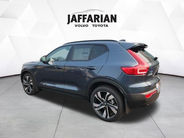 2026 Volvo XC40 photo 3