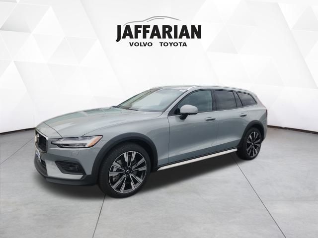 2026 Volvo V60 Cross Country B5 photo 3