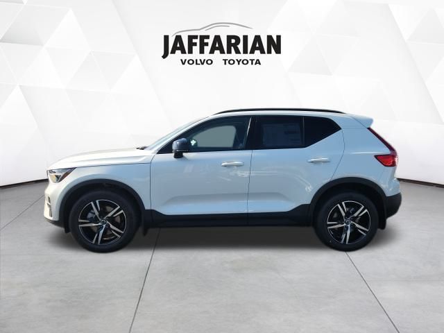 2026 Volvo XC40 Core photo 4