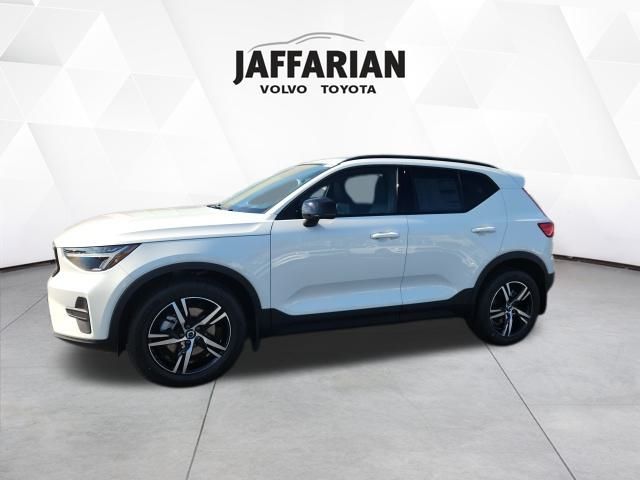 2026 Volvo XC40 Core photo 3