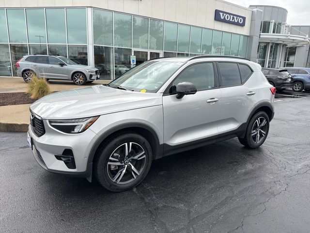 2023 Volvo XC40 Plus photo 2