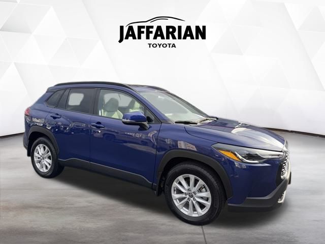 2024 Toyota Corolla Cross LE photo 3