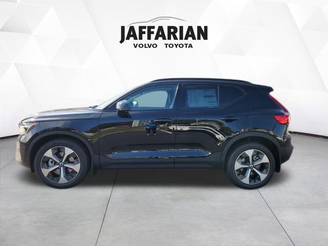 2026 Volvo XC40 Plus photo 4