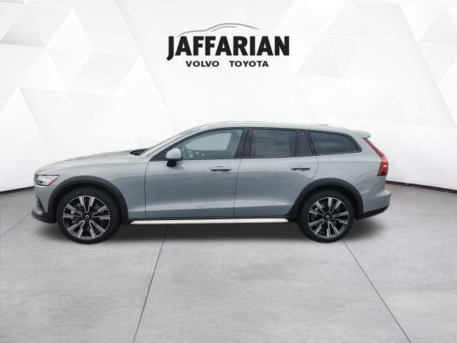 2026 Volvo V60 Cross Country B5 photo 4
