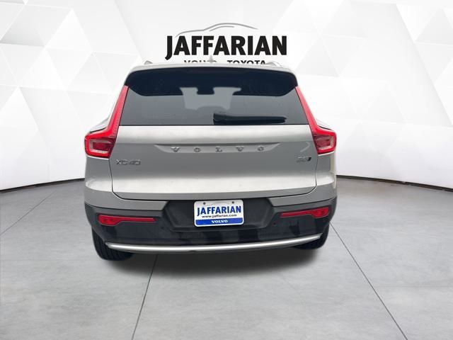 2025 Volvo XC40 Core photo 3