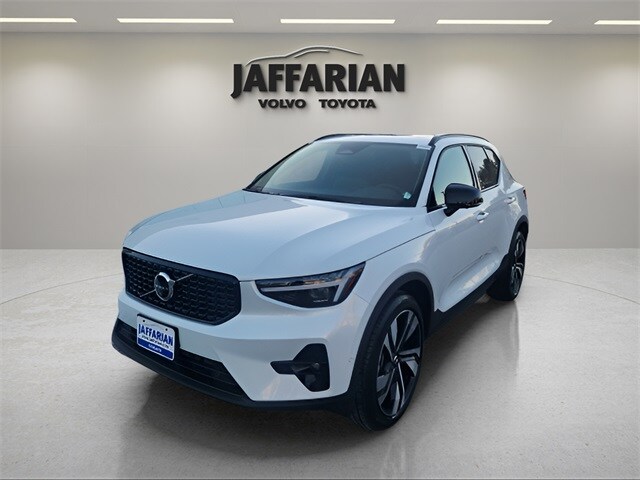 2025 Volvo XC40 Plus photo 2