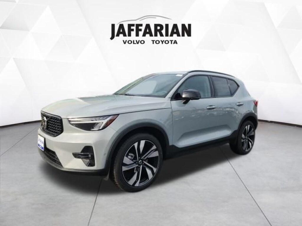 New 2026 Volvo XC40 B5 Plus SUV