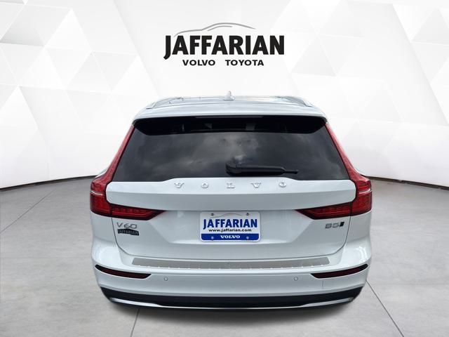 2024 Volvo V60 Cross Country B5 Plus photo 3