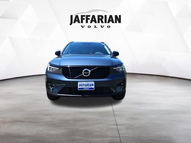 2026 Volvo XC40 B5 Plus Dark AWD's photo