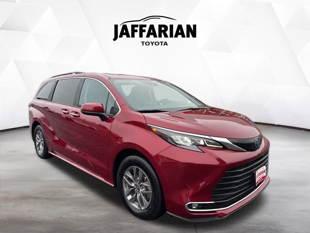 2024 Toyota Sienna XLE's photo