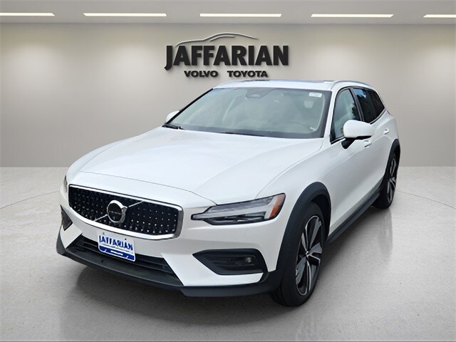 2025 Volvo V60 Cross Country B5 Plus photo 2