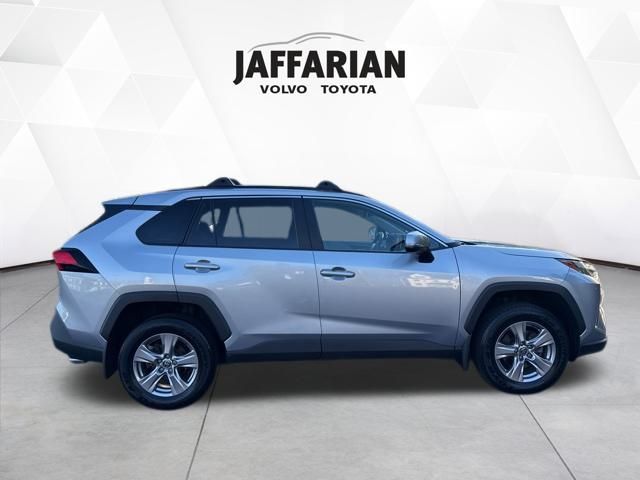2022 Toyota RAV4 XLE photo 2