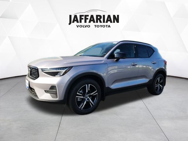 2026 Volvo XC40 Core photo 3