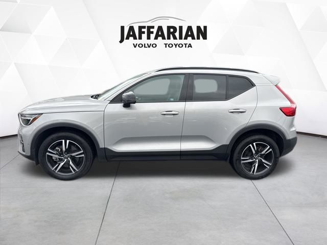 2023 Volvo XC40 Plus photo 3