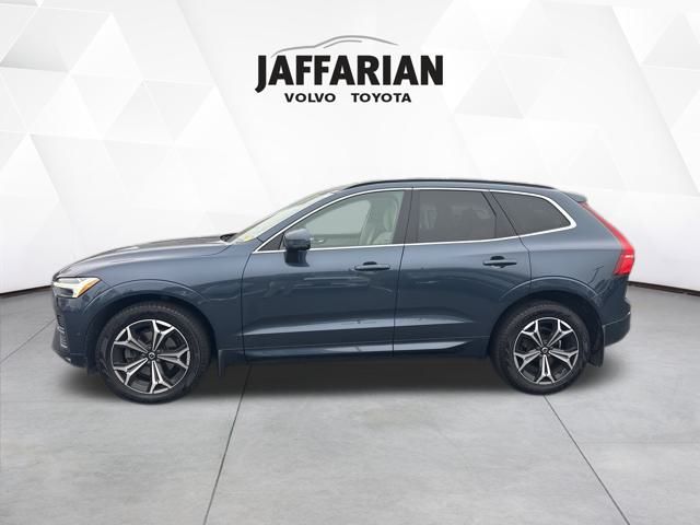 2022 Volvo XC60 B5 Momentum photo 2