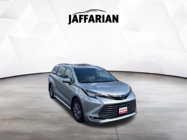 2023 Toyota Sienna XLE 7-Passenger Hybrid FWD's photo