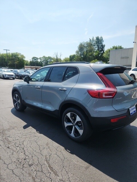 2026 Volvo XC40 Core photo 4