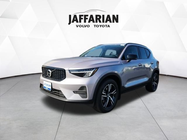 2026 Volvo XC40 Core photo 2
